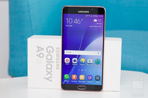Galaxy A9 là rất lớn nhưng vẫn là mẫu điện thoại thanh lịch và sang trọng. Máy sở hữu màn hình kích thước lớn 6 inch với tấm nền Super AMOLED và độ phân giải cao, cho màu sắc rực rỡ, sắc nét, góc nhìn rộng, mang đến trải nghiệm giải trí “đã mắt hơn”. Để có thể đảm bảo nhu cầu giải trí di động, Samsung trang bị cho Galaxy A9 viên pin dung lượng lớn 4.000 mAh cho thời gian kéo dài 10 giờ 10 phút. Có lẽ nhược điểm duy nhất của Galaxy A9 chính là vẫn chạy phiên bản Android 5.1 cũ thay vì Android 6.0 mà thôi.