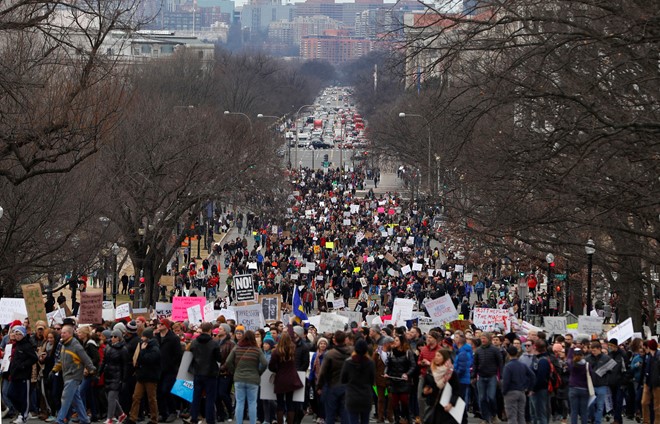 Hàng nghìn người biểu tình bên ngoài trụ sở quốc hội Mỹ. Ảnh: Reuters.
