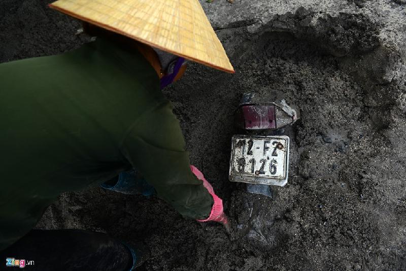 Ngày 8/8/2015, 10 ngày sau đợt mưa bão lịch sử lớn nhất trong 40 năm qua ở Quảng Ninh, đặc biệt tại khu dân cư 4 Mông Dương (Cẩm Phả), người dân quay trở về nhà dọn dẹp bùn đất, khắc phục thiệt hại và ổn định lại cuộc sống. Tại hai tổ dân số 1 và 2 (khu dân cư số 4 Mông Dương), 67 hộ mất nhà do bị ngập hoàn toàn, 40 hộ bị ảnh hưởng bởi đường xá chia cắt không có lối vào. Ảnh người phụ nữ thử 