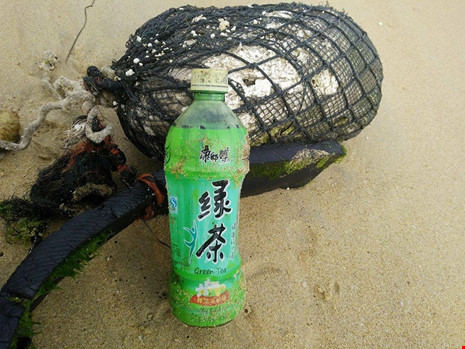 Nhiều ngư cụ hư hỏng dạt vào bờ biển Quảng Nam