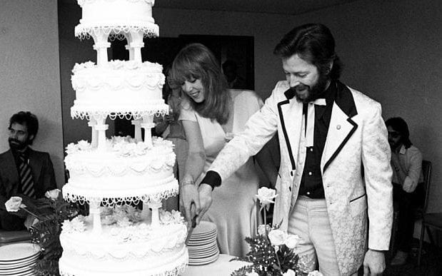 10. Tay ghita huyền thoại của Anh Eric Clapton đã viết bài hát Wonderful Tonight, một trong những bài hát thành công nhất trong sự nghiệp lẫy lừng của ông. Bài hát ông dành tặng vợ mình, Pattie Boyd. Bà là vợ cũ của người bạn thân của Eric, nghệ sĩ guita nổi tiếng của ban nhạc Beatles, George Harrison.