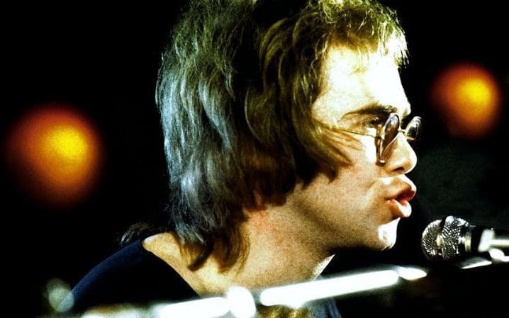 6. Reginald Dwight, ca sỹ nổi tiếng hơn với nghệ danh Elton John đã gia nhập làng giải trí nhiều thập kỷ xứng đáng là báu vật quốc gia của nước Anh. Mặc dù có rất nhiều bài hát thành công trong sự nghiệp nhưng ca khúc tình yêu nổi tiếng Your Song của ông luôn có một vị trí không thể phủ nhận.