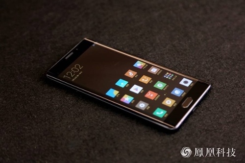 Màn hình: Một trong những điểm nhấn của Xiaomi Mi Note 2 chính là màn hình lớn kích thước 5,7 inch sử dụng tấm nền OLED và cong ở hai cạnh rất giống với Note7. Theo Xiaomi, màn hình uốn cong được gắn với bề mặt kính để đạt được diện tích hiển thị lớn hơn. 