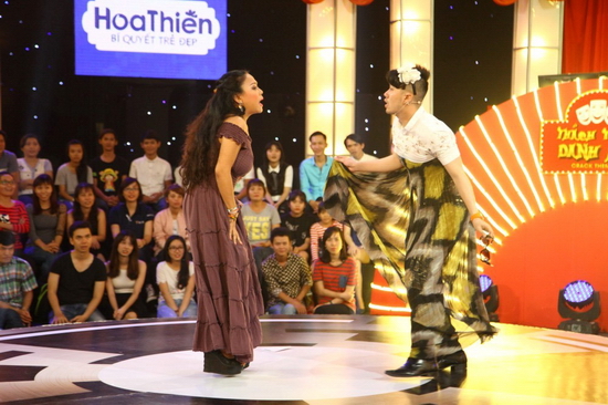Đến vòng 2, thí sinh có màn đối thoại với người bạn phụ diễn trong vai Việt kiều mới về nước còn ngơ ngác vì cảm thấy xa lạ mọi thứ. Thế nhưng tình huống này không chọc cười được giám khảo.