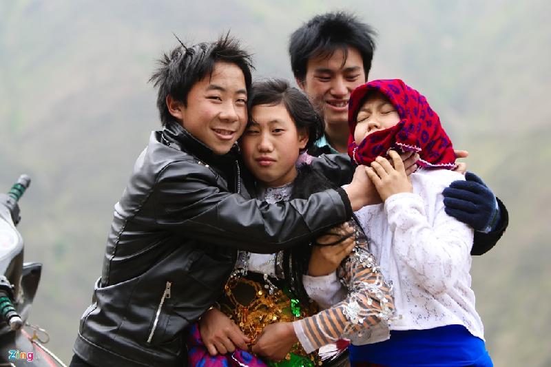 Bắt vợ là một phong tục có từ lâu đời của người H'Mông. Thường những đôi trai gái yêu nhau trước khi hai gia đình chính thức hỏi cưới. Khi đó, chàng trai vẫn đi bắt và cô gái sẽ 