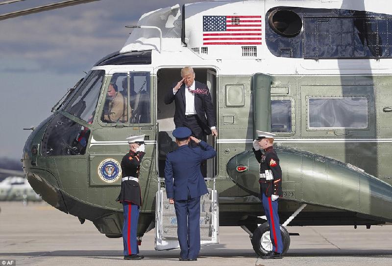 Tổng thống Mỹ Donald Trump bước xuống chiếc trực thăng Marine One.