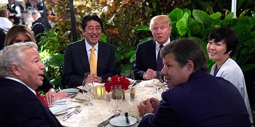 Tổng thống Mỹ Donald Trump và vợ Melania dùng bữa với gia đình Thủ tướng Nhật Bản Shinzo Abe tại Mar-a-Lago ngày 10.2.