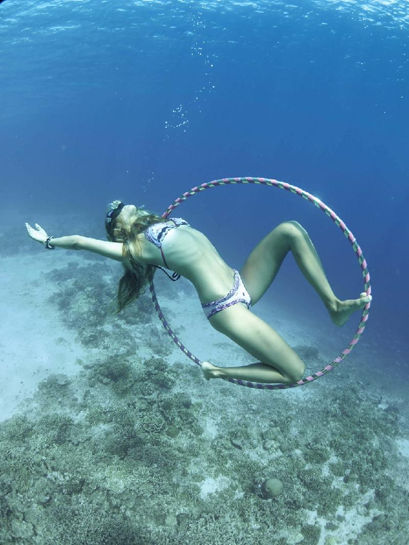 Những hình ảnh Middleton tập yoga dưới nước khiến nhiều người cảm thấy kinh ngạc với khả năng uốn mình đến mức khó tin của cô.