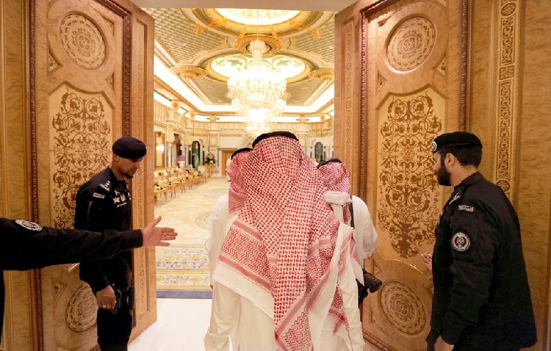 Các thành viên của gia đình hoàng gia Saudi Arabia tham dự buổi tiếp tân tại cung điện ở Riyadh năm 2015. Hoàng tộc Saudi Arabia có hàng nghìn hoàng tử và công chúa, nhiều người trong số họ quen với lối sống xa hoa. Ảnh: Alamy.