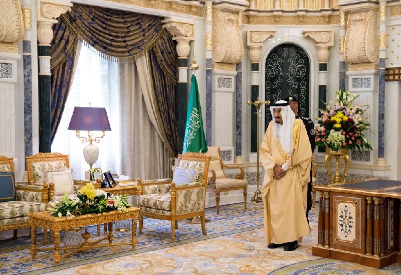 Vua Salman đứng tại cung điện của ông ở Riyadh trong năm 2015. Gia đình quốc vương thường chi hàng chục triệu USD cho các kỳ nghỉ xa xỉ ở nước ngoài. Quốc vương Salman sở hữu du thuyền rộng lớn có phòng tiệc riêng và chỗ ngủ thoải mái cho 30 người cùng 20 thành viên thủy thủ đoàn. Ảnh: Alamy.