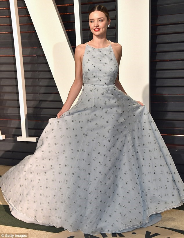 Bữa tiệc hậu lễ trao giải Oscar được tổ chức tại Los Angeles (Mỹ) vào tối 26/2 với sự góp mặt của nhiều người đẹp làng giải trí. Chân dài Miranda Kerr duyên dáng trong bộ đầm nữ tính, màu xanh nhạt. 