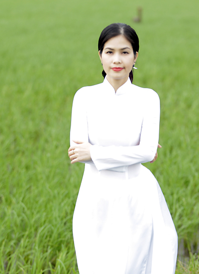 Huyền Cầm diện tà áo dài trắng truyền thống tạo dáng trong một bộ ảnh với cách trang điểm nhẹ nhàng.