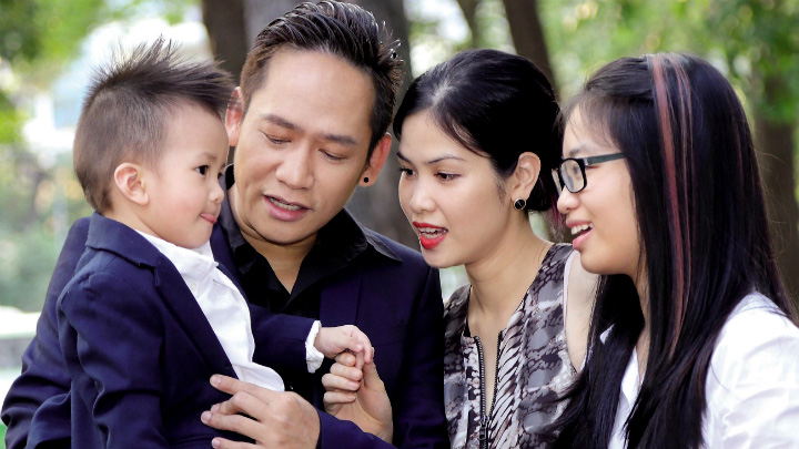 Hình ảnh hạnh phúc của gia đình ca sĩ Duy Mạnh với 2 con ngoan và vợ hiền.