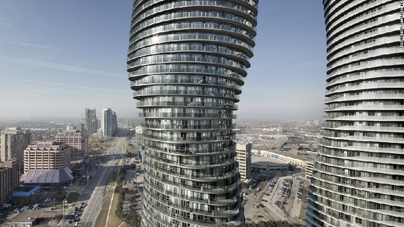 Absolute World là tổ hợp tháp đôi chung cư ở Ontario, Canada, do hãng kiến trúc MAD thiết kế. Với thiết kế uốn lượn mềm mại, tòa tháp được người dân địa phương đặt tên là Marilyn Monroe, tên của nữ diễn viên Mỹ tóc vàng gợi cảm. Ảnh: Tom Arban.