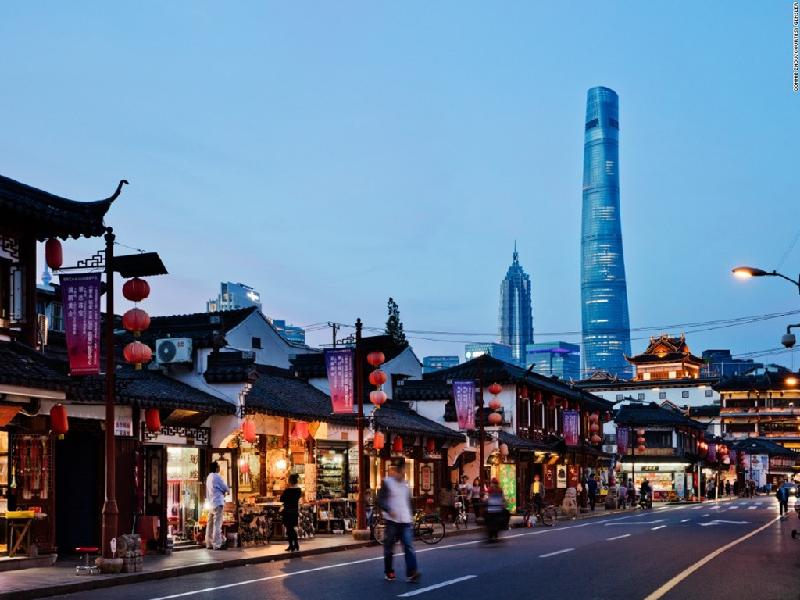 Tòa nhà được hoàn thành vào cuối năm 2015 với cấu trúc xoắn để chống chọi với gió bão. Tháp Thượng Hải nằm ở khu thương mại sầm uất Lục Gia Chủy ở Phố Đông và từng đoạt giải thưởng 