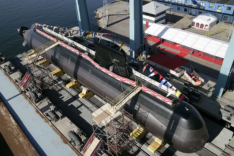 Năm 2005, RSN mua lại 2 tàu ngầm lớp Västergötland từ Thụy Điển và được gọi là lớp Archer. Các tàu này được nâng cấp lên tiêu chuẩn hiện đại, đặc biệt là trang bị động cơ không khí tuần hoàn độc lập (AIP) cho phép hoạt động êm và lâu hơn dưới nước. Ảnh: Kockums