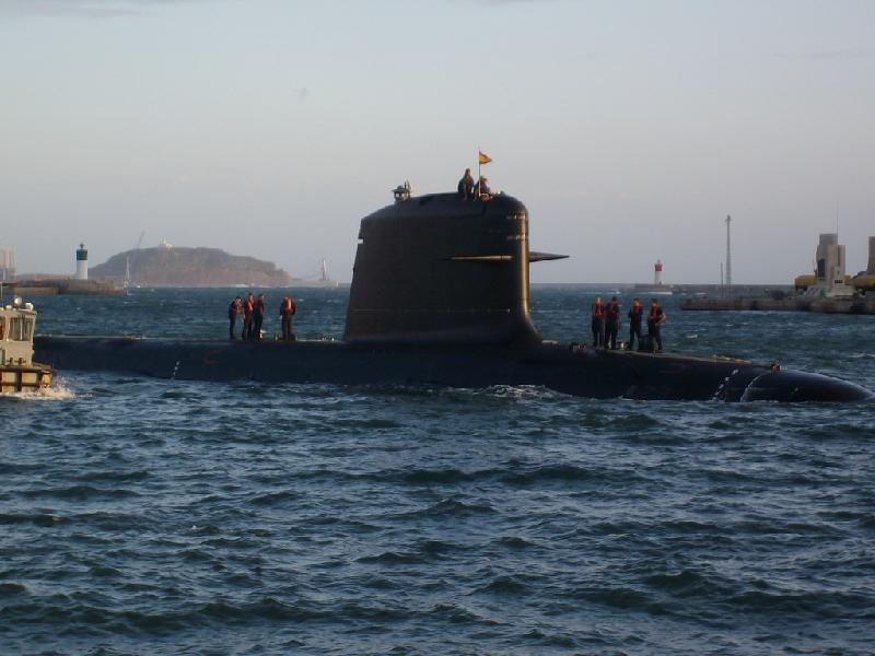 Tàu ngầm lớp Scorpene có chiều dài 66,4 m, rộng 6,2 m, lượng choán nước khi lặn 1.700 tấn. Tàu được vũ trang 6 ống phóng ngư lôi 533 mm có thể khởi động tên lửa chống hạm Exocet và ngư lôi hạng nặng Black Shark. Ảnh: Flickr