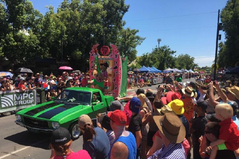 Người dân Australia vừa tham dự lễ hội Chinchilla Melon, một trong những lễ hội dưa hấu lớn nhất thế giới. Ảnh: Elly Bradfield/Abc News.
