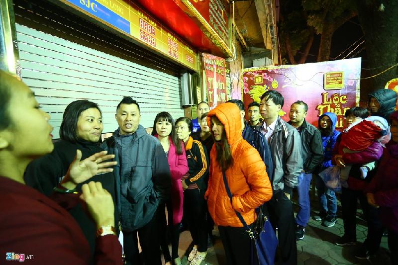 5h sáng 6/2 (10 tháng Giêng âm lịch), hàng chục người đã xếp hàng sẵn chờ mua vàng ngày vía thần tài ở cửa hàng trên phố Trần Nhân Tông, Hà Nội.