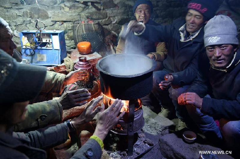 Những người chăn cừu quây quần bên bếp lửa sưởi ấm. Thực phẩm chủ yếu của người dân làng đến từ cừu.
