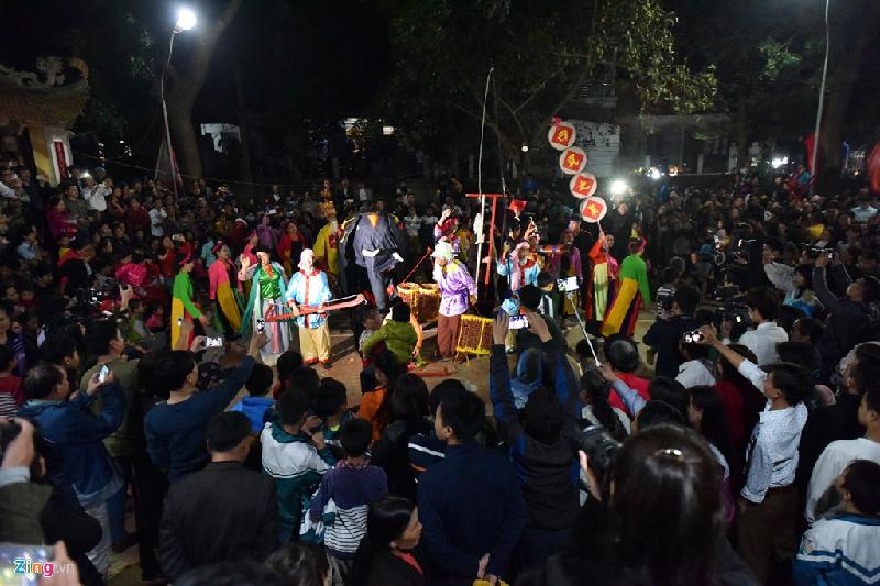 Tối 7/2 (11 tháng Giêng), hàng nghìn người kéo nhau đến miếu Trò tại xã Tứ Xã, huyện Lâm Thao, Phú Thọ để xem hội Trò Trám (hay còn gọi là lễ hội Linh tinh tình phộc).