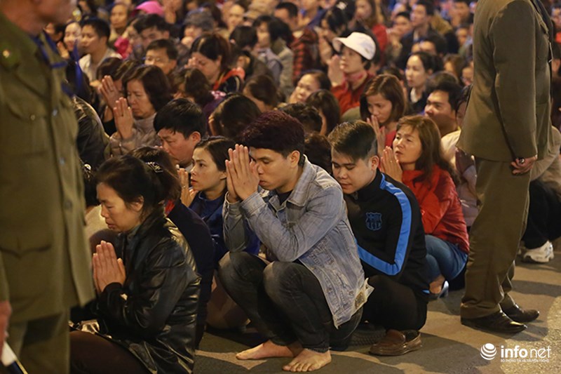 Người dân ngồi hành lễ dưới lòng đường Tây Sơn.