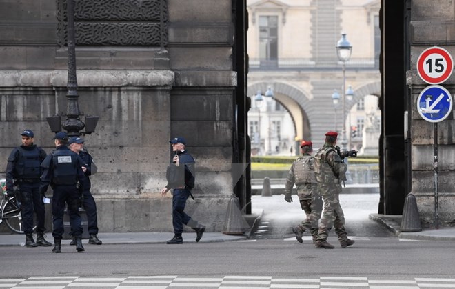 Thông tin mới nhất về kẻ tấn công ở bảo tàng Louvre của Pháp