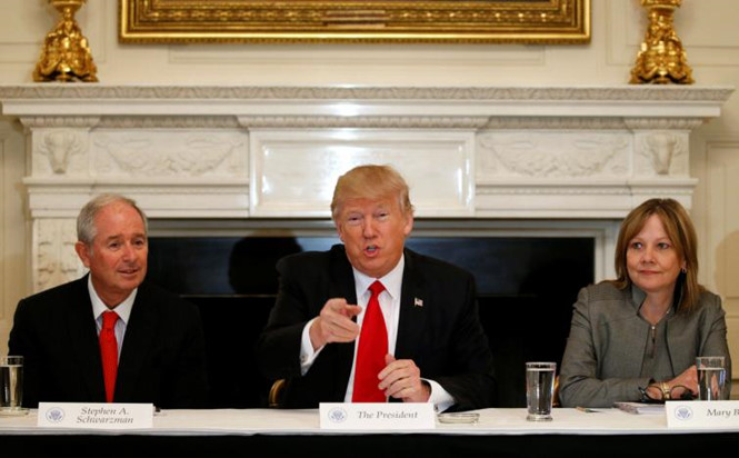 CEO Blackstone Stephen Schwarzman (trái) và CEO General Motors Mary Barra (phải) cùng Tổng thống Mỹ Donald Trump chủ trì diễn đàn chiến lược và chính sách với nhiều CEO doanh nghiệp lớn ở Mỹ tại Nhà Trắng, bang Washington (Mỹ) hôm 3/2