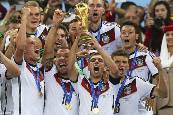 Lahm cùng tuyển Đức đoạt cúp vàng thế giới năm 2014