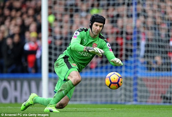 Arsenal tìm cách tống cổ thủ thành Petr Cech!