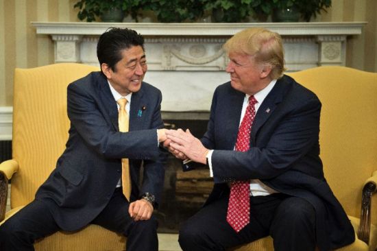 Đằng sau sự &quot;duyên dáng&quot; lạ kỳ của ông Trump với Thủ tướng Nhật