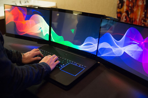 Chiếc MTXT chơi game với ba màn hình gây chú ý của Razer trong triển lãm CES 2017 vừa qua.