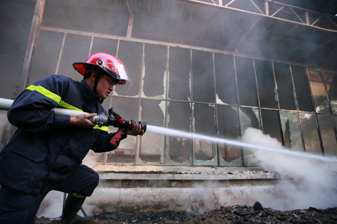Lực lượng chữa cháy đang phun nước dập lửa