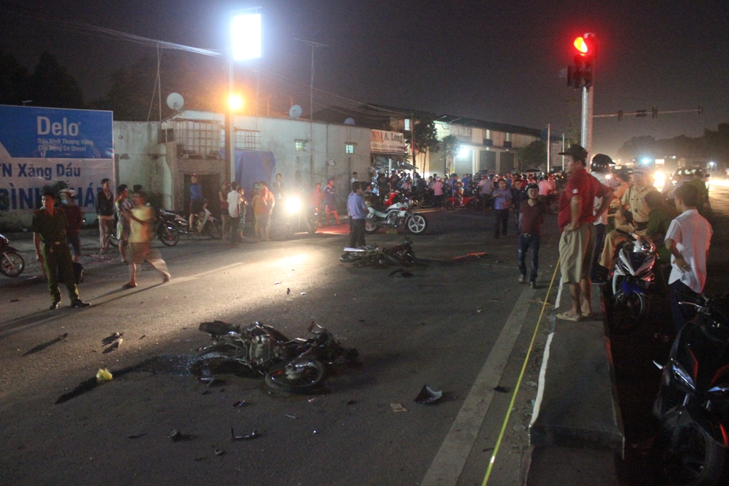 Xe khách tông nhiều xe máy dừng đèn đỏ, 2 cháu bé chết thảm