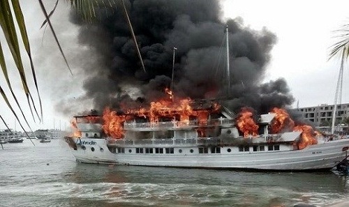 Tạm dừng hoạt động số tàu vận chuyển khách tham quan vừa cháy trên Vịnh Hạ Long