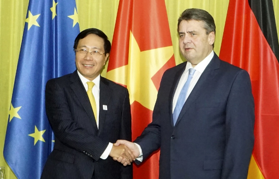 Phó Thủ tướng, Bộ trưởng Ngoại giao Phạm Bình Minh đã có cuộc tiếp xúc song phương với Bộ trưởng Ngoại giao Cộng hòa Liên bang Đức Sigmar Gabriel. (Ảnh: TTXVN)