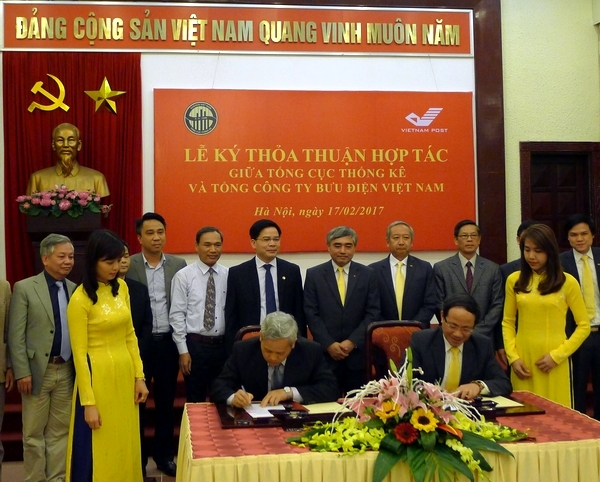 Ông Nguyễn Bích Lâm, Tổng cục trưởng Tổng cục Thống kê (bìa trái)  và ông Phạm Anh Tuấn, Tổng Giám đốc Tổng Công ty Bưu điện Việt Nam thực hiện ký kết thỏa thuận hợp tác giữa hai đơn vị.