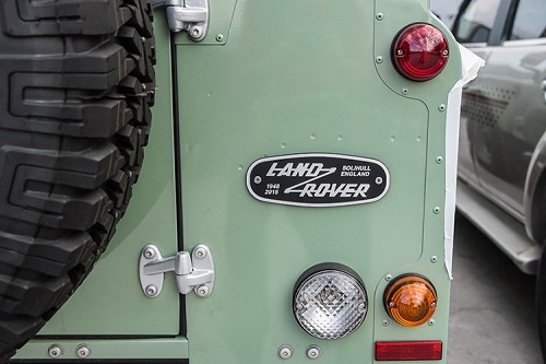 Ý tưởng hình thành nên chiếc Land Rover đầu tiên là tạo nên một chiếc xe “Jeep” của Anh, tạo đối trọng với những chiếc xe Jeep Mỹ xuất hiện khắp nơi ở châu Âu lúc bấy giờ. Phần đuôi xe có bánh sơ cua đặt trên cửa đúng tinh thần việt dã và cửa sau mở theo phương nằm ngang.
