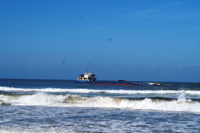 Chiếc tàu hàng mang số hiệu Nam Vỹ 39 - HP 3632 vẫn đang bị mắc cạn trên vùng biển Thuận An.