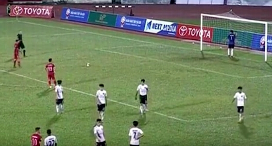 Thủ môn Minh Nhựt quay lưng không bắt bóng khi đối thủ chuẩn bị đá penalty