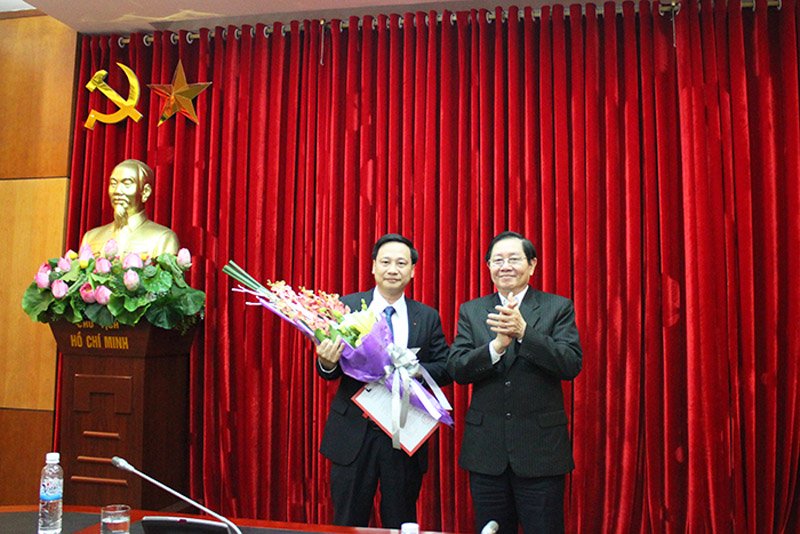 Bộ trưởng Nội vụ Lê Vĩnh Tân trao quyết định và chúc mừng ông Phạm Đức Toàn.