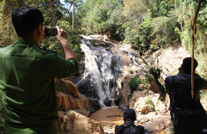 Du khách nước ngoài và hướng dẫn viên người Việt tử nạn tại thác Hang Cọp