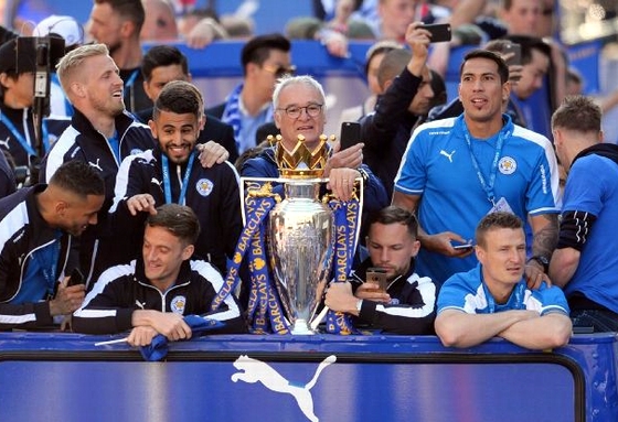 Khoảnh khắc đẹp như mơ của HLV Ranieri và Leicester cách đây chưa đầy 1 năm!