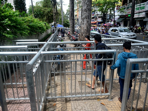 Chùm ảnh: Bất cập dải phân cách vỉa hè như chuồng thú ở Sài Gòn