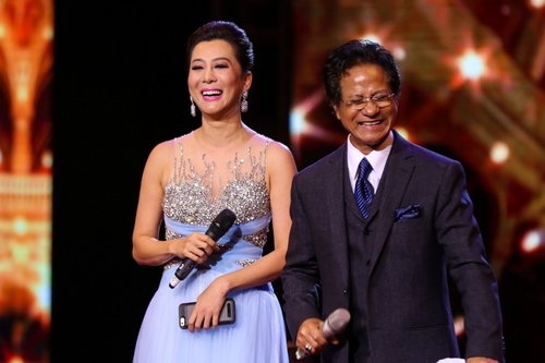 MC Kỳ Duyên (trái) bên Chế Linh trong liveshow của ông ở Hà Nội tháng 10/2016. Ảnh: Quang Minh.