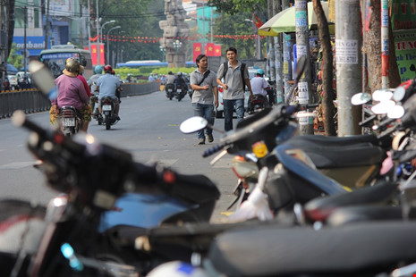 Vỉa hè đường Lê Hồng Phong (quận 10) hầu như bị người dân chiếm dụng để kinh doanh buộc người đi bộ phải xuống lòng đường.