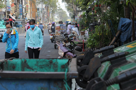 Các cửa hàng kinh doanh cây kiểng chiếm dụng vỉa hè đẩy người đi bộ ra giữa đường Lê Hồng Phong (quận 10).