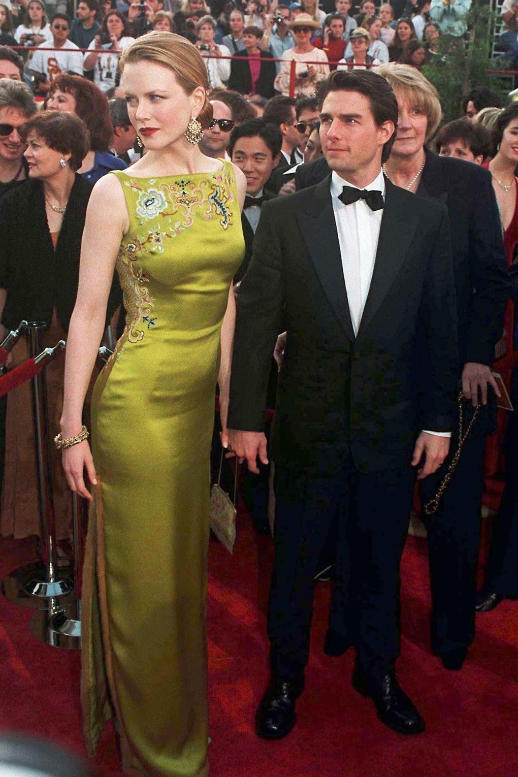 Một trong những trang phục đi vào lịch sử Oscar là bộ đầm cao cấp hiệu Dior mà minh tinh Nicole Kidman diện năm 1997. Theo The Richest, bộ đầm có giá 2 triệu USD, thuộc nhóm trang phục đắt giá nhất sự kiện này. Nhà thiết kế John Galliano từng chia sẻ: 