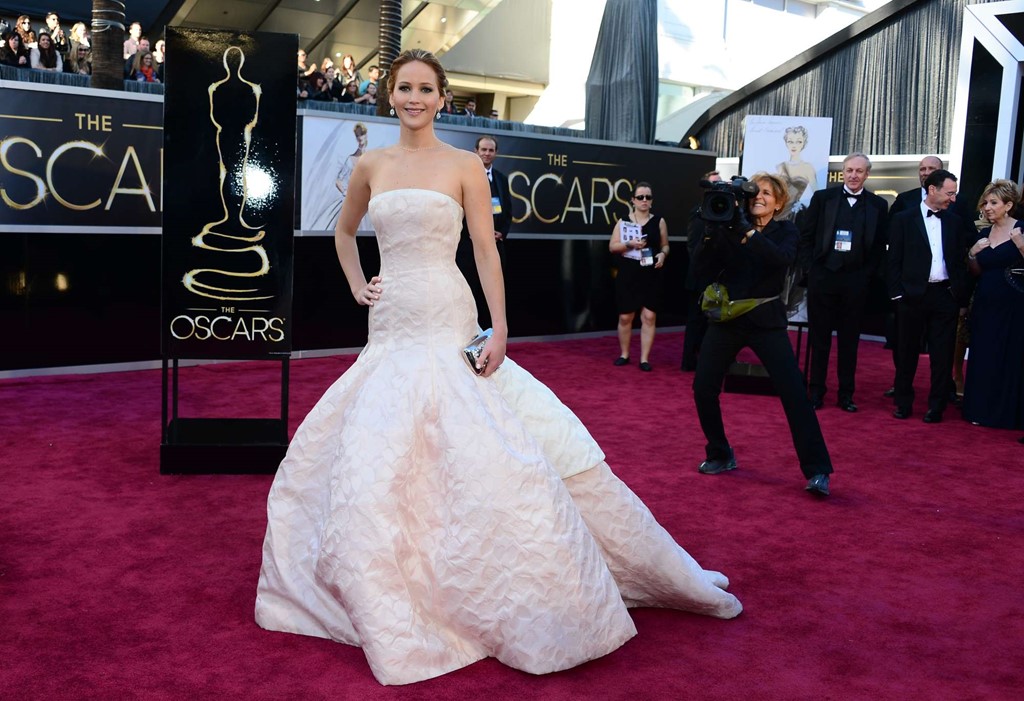 Oscar 2013 là năm của Jennifer Lawrence khi bộ đầm Dior làm từ chất liệu vải cao cấp được định giá lên đến 4 triệu USD. Trang phục đi vào lịch sử một phần cũng bởi cú vấp ngã của Lawrence khi lên nhận giải Nữ diễn viên chính xuất sắc. 
