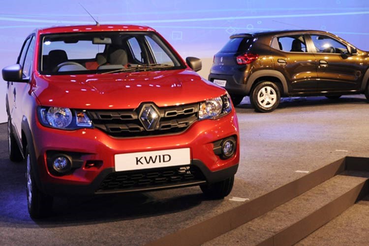 Renault Kwid lần đầu tiên được giới thiệu tại thị trường Ấn Độ vào hồi tháng 9/2015. Chỉ sau 2 tuần ra mắt, đã có 25.000 khách hàng tại Ấn Độ đặt mua. Sức hút của mẫu crossover cỡ nhỏ dành cho người lần đầu mua ô tô nằm ở phong cách giống xe thể thao đa dụng và giá bán siêu rẻ.